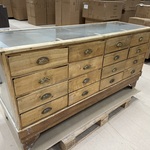 Antieke/vintage winkeltoonbank met glazen vitrine en laden, grenen